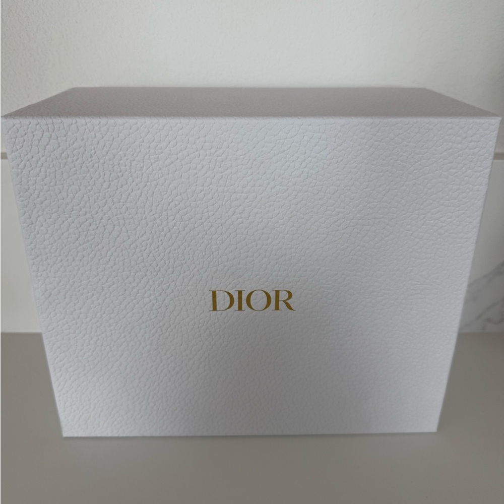 WHITE DIOR GIFT BOX WITH TISSUE PAPER⭐️